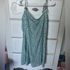 Loose fitting spring time dress! (Worn once//perfect condition)
